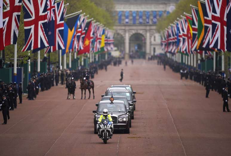 Segurança é reforçada em uma rua em frente ao Palácio de Buckingham, em Londres, na véspera da coroação do rei Carlos III