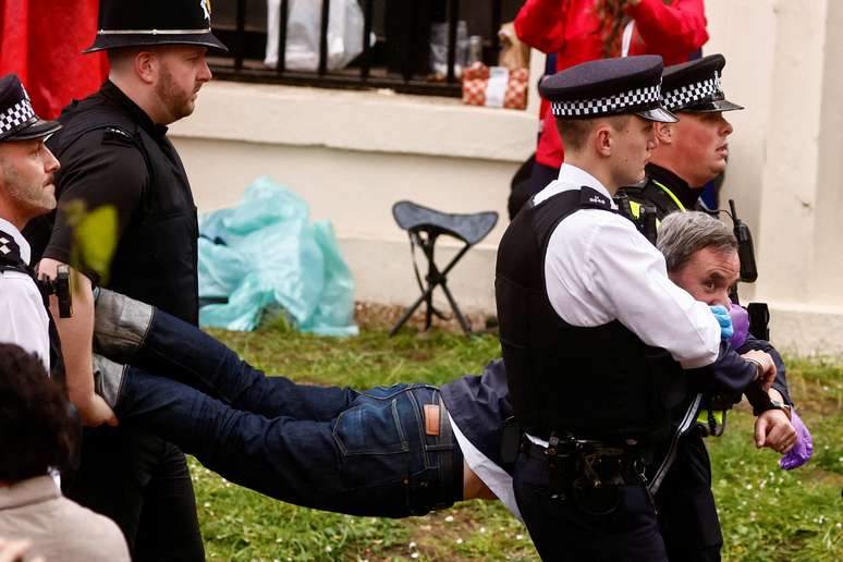 Policiais prendem manifestante anti-monarquia durante coroação de Charles III 