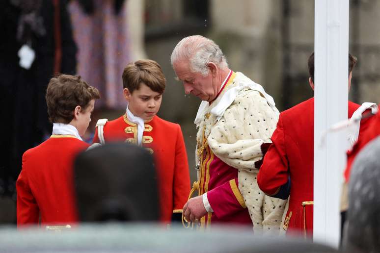 Rei Charles e o príncipe George antes da cerimônia de coroação na Abadia de Westminster, no centro de Londres