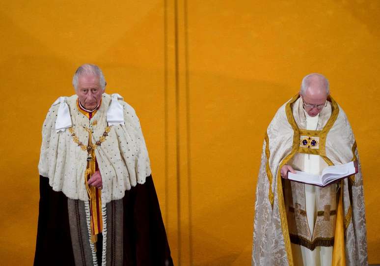 O rei Charles III e o arcebispo de Canterbury Justin Welby durante a cerimônia de coroação na Abadia de Westminster, em Londres