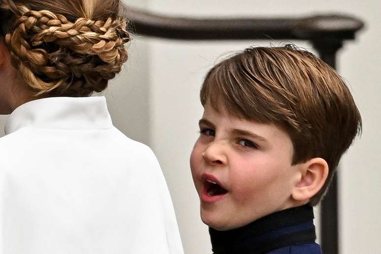O príncipe Louis do Reino Unido boceja ao chegar à Abadia de Westminster para a cerimônia de coroação do rei Charles, em Londres