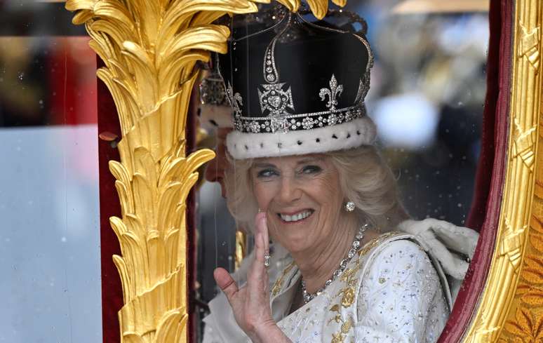 Camilla acena para os suditos após a coroação de Charles 