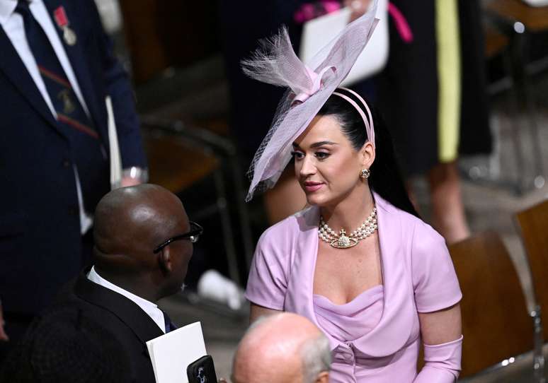 Katy Perry escolheu um chapéu cansativo para a coroação de Charles