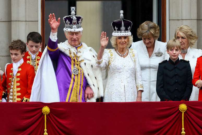 O rei Charles e a rainha Camilla da Grã-Bretanha, Annabel Elliot, irmã da rainha Camilla, e Fiona Mary Petty-Fitzmaurice, marquesa de Lansdowne, na varanda do Palácio de Buckingham após a cerimônia de coroação em Londres