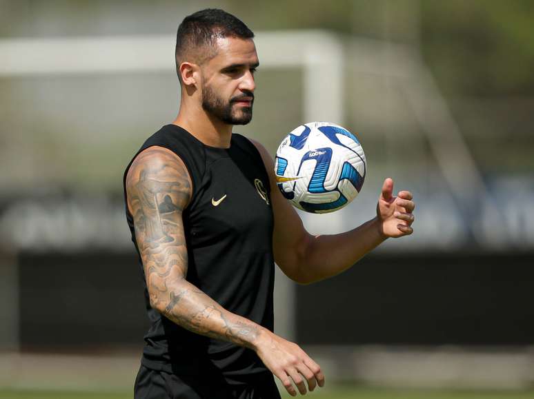 Corinthians have only two players in the DM;  see update