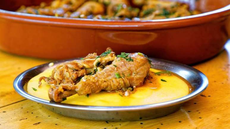 Frango ao molho com polenta