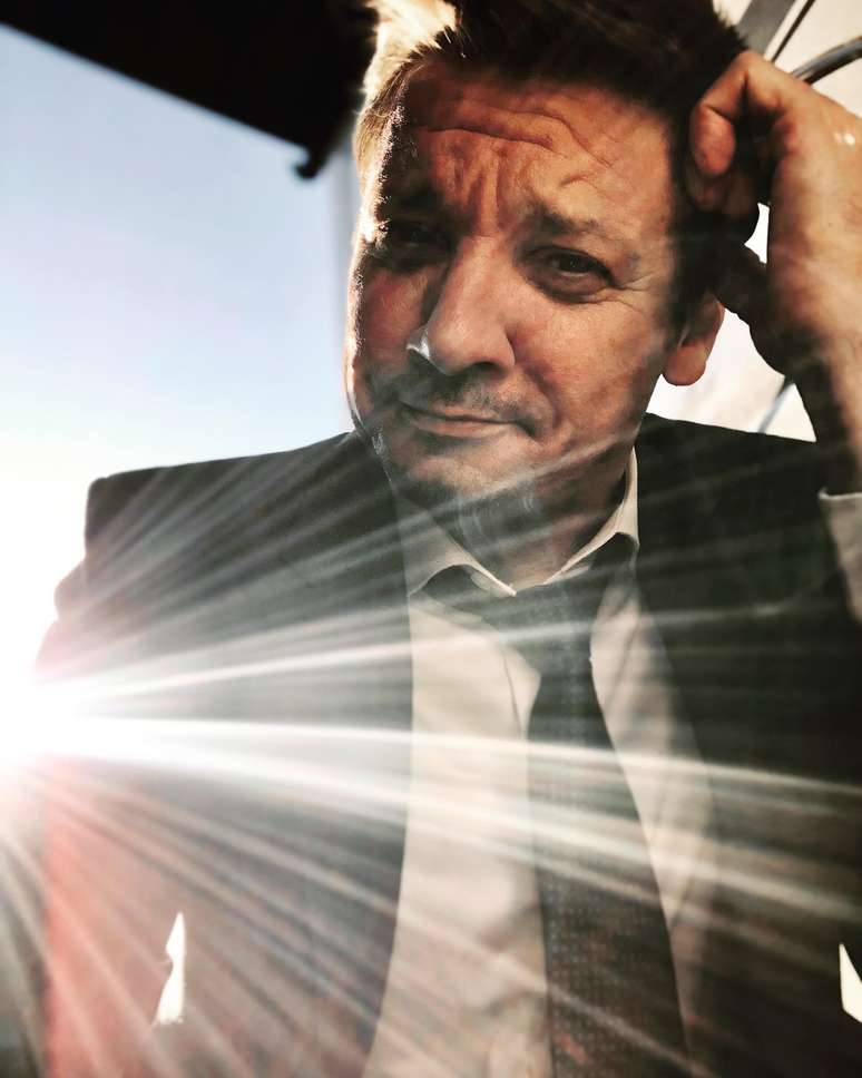 Jeremy Renner shows a speedy recovery from crash that broke 30 bones