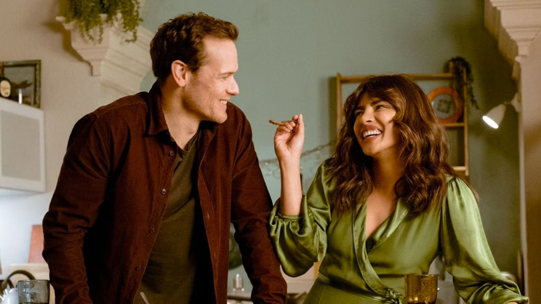 Sam Heughan e Priyanka Chopra-Jonas em cena de O Amor Mandou Mensagem.