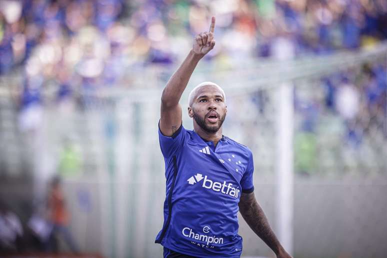 Wesley decide, Cruzeiro vence Santos no Independência e embala no  Brasileiro - Rádio Itatiaia