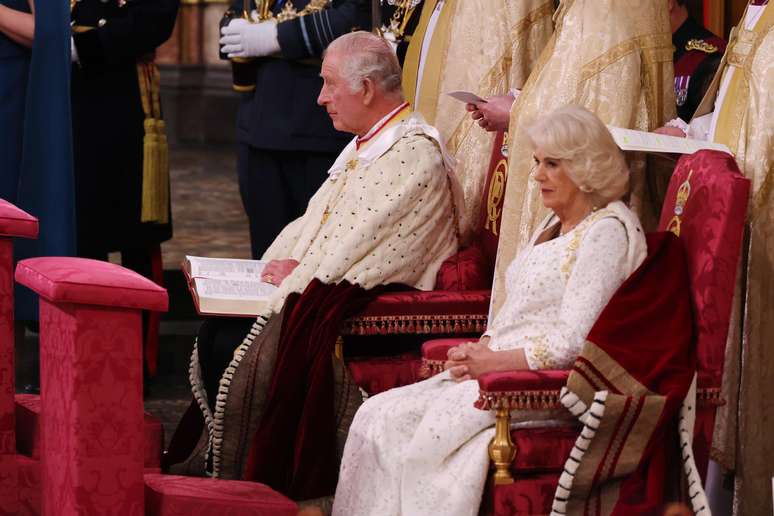 Charles III e Camilla durante coroação na Abadia de Westminster