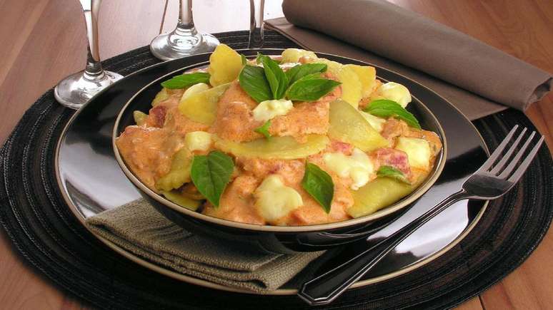 Ravi&oacute;li de carne com molho ros&eacute;