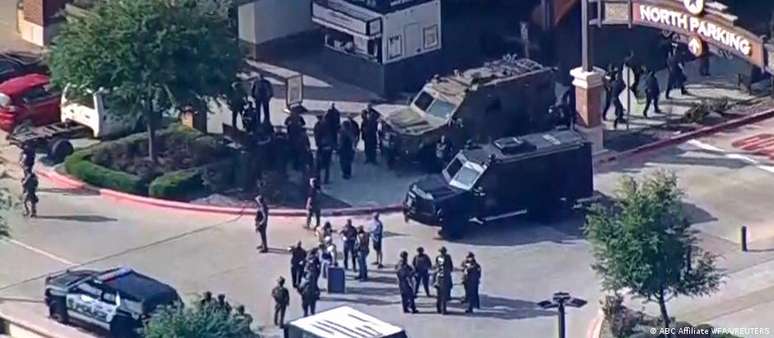 Policiais na entrada do estacionamento do shopping no Texas