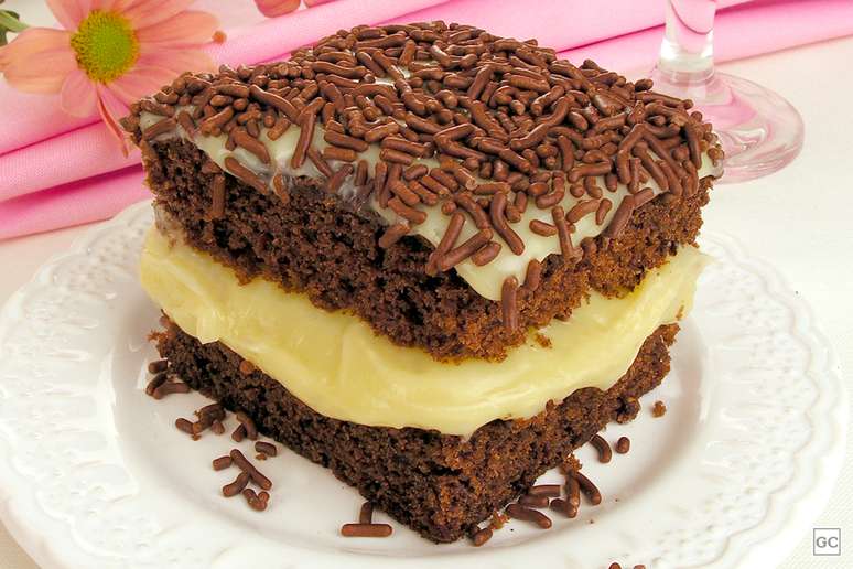 Receita deliciosa bolo de chocolate simples e facil; sem batedeira e sem  liquidificador – Metro World News Brasil