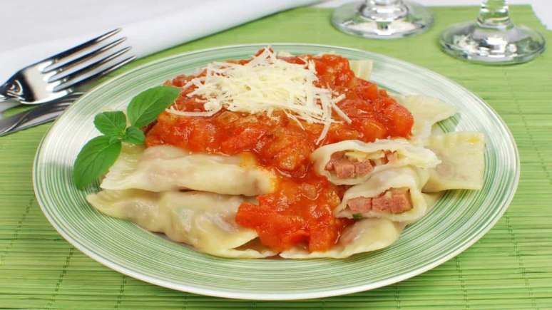 Ravi&oacute;li de lingui&ccedil;a com massa de pastel