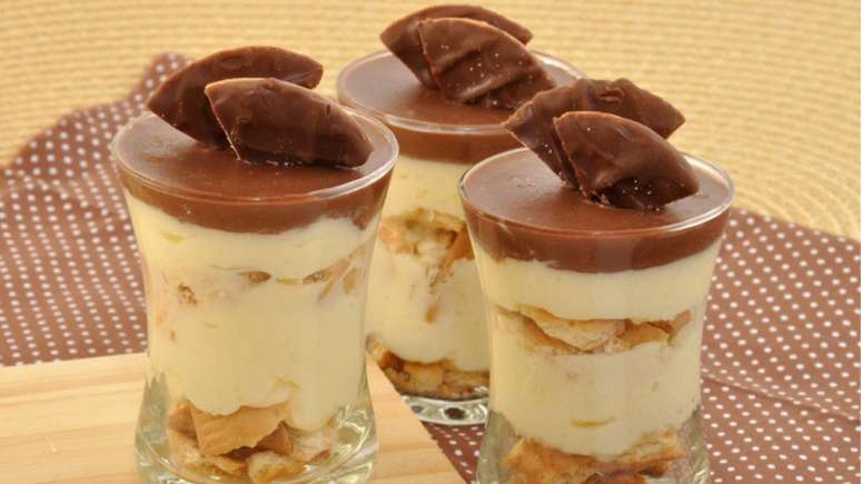 Torta holandesa no copinho com biscoito &eacute; uma das receitas de finger foods perfeitas