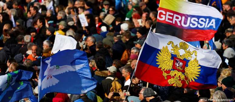 Pessoas participam de uma manifestação pró-Rússia em Munique, em fevereiro de 2023