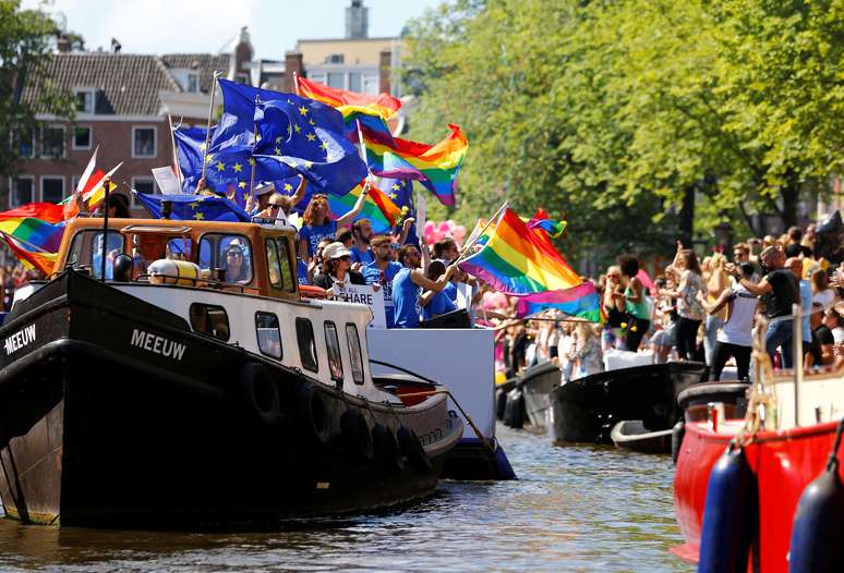 Parte da parada do orgulho de Amsterd&atilde; &eacute; celebrada em barcos que percorrem canais da capital holandesa