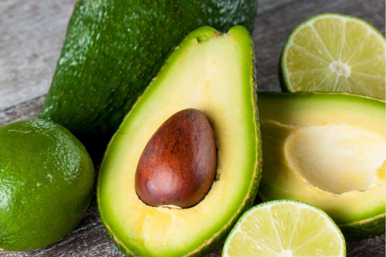 Abacate com gotinhas de lim&atilde;o &eacute; uma op&ccedil;&atilde;o para o lanche da tarde 