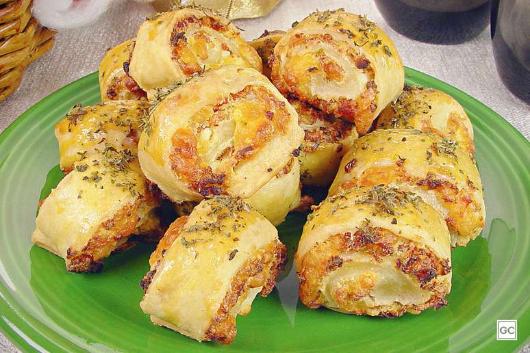 Minienroladinhos de queijo com salame &eacute; uma das receitas de finger foods perfeitas