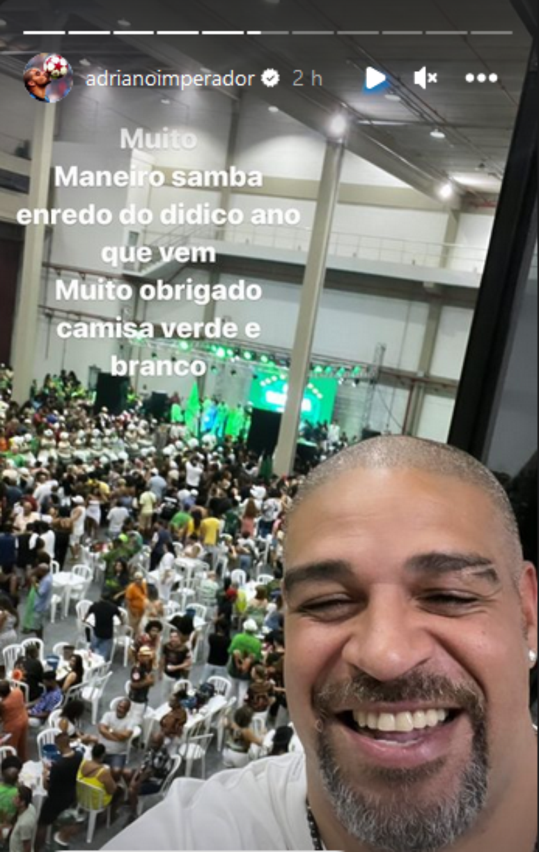 Adriano compartilhou fotos na quadra da escola de samba, neste domingo