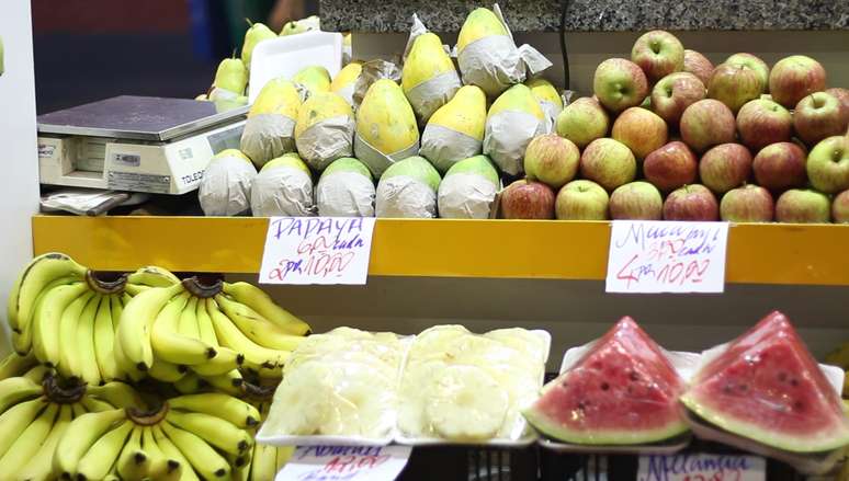 Frutaria vende sucos, saladas e vitaminas para quem passa pela estação de Itaquera, na zona leste