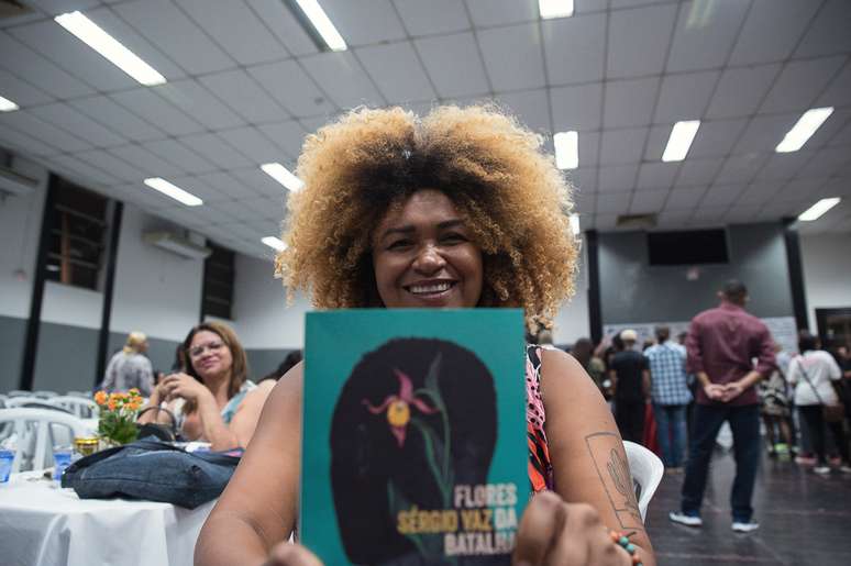 Deputada estadual Ediane Maria com livro do Sérgio Vaz