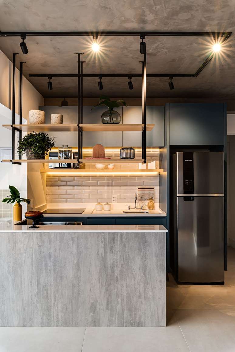 Apê compacto de 44m² tem inspiração nos lofts industriais e cozinha azul