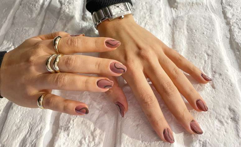 Nail art with wave strokes 