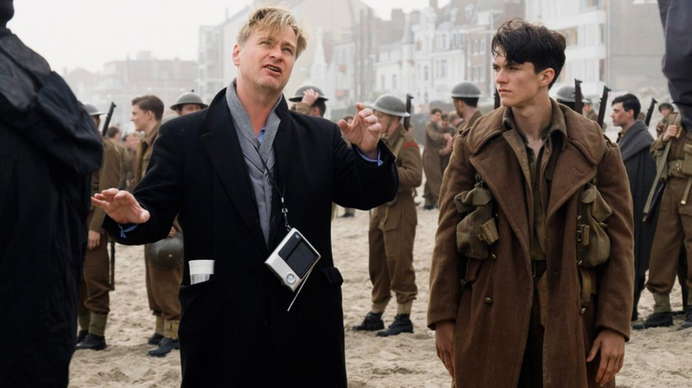 Christopher Nolan e Fionn Whitehead em cena de Dunkirk.