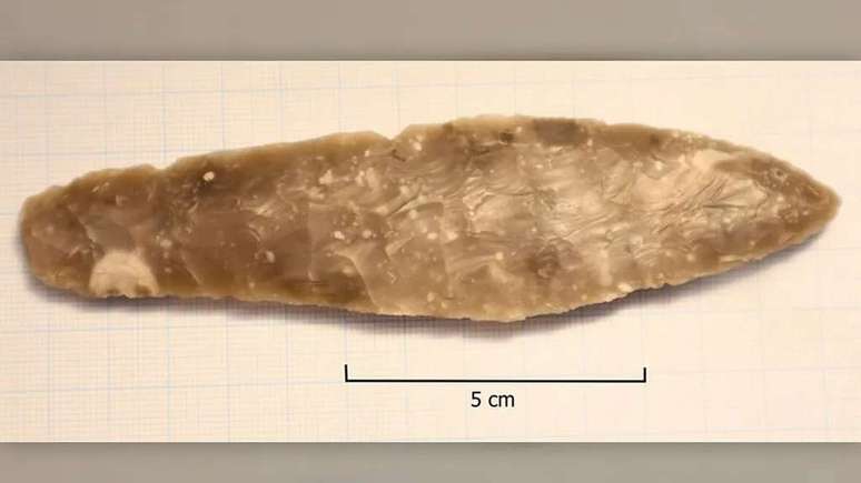 The flint dagger, which is 12 cm long, probably came from Denmark, as the material does not occur naturally in Norway (Image: Vestland County Municipality) The flint dagger, which is 12 cm long, probably came from Denmark, as the material does not occur naturally in Norway (Image: Vestland County Municipality)