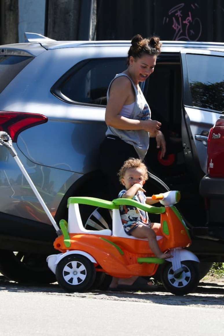 Cuteness!  Fabiula Nascimento is caught walking with her children