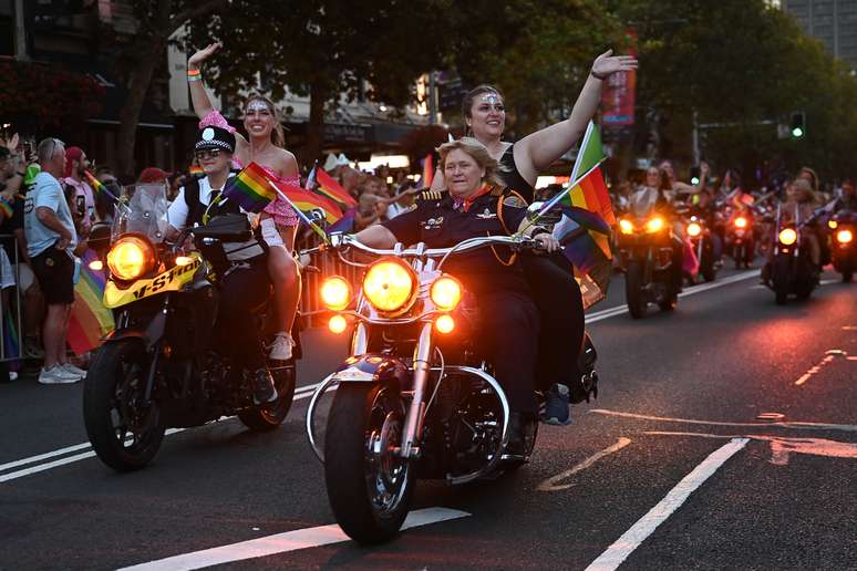 Desfile de mulheres l&eacute;sbicas em motos, conhecido como "dykes on bykes", &eacute; tradicionalmente realizado na Parada de Sydney