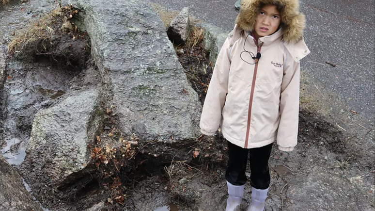 An 8-year-old girl finds a Stone Age dagger in her school