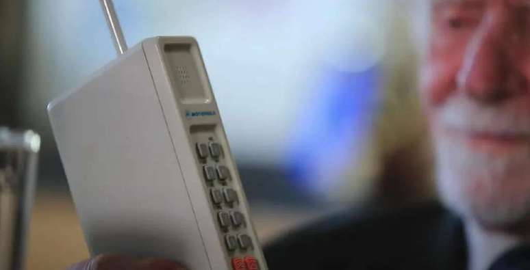 DynaTAC 8000x was the first mobile phone to make a phone call (Image: Playback/Motorola) DynaTAC 8000x was the first mobile phone to make a phone call (Image: Playback/Motorola)