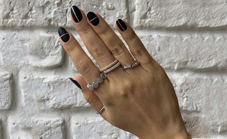 Minimalist black nail art 
