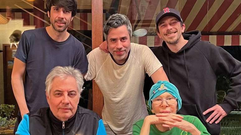 Beto, João e Antônio, filhos de Rita Lee se despendem de cantora