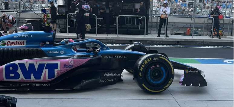 AutoNation aparecendo na lateral da Alpine em Miami. Oficialmente, um acordo para uma unica prova.