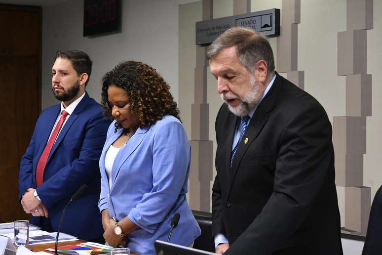 A ministra da Cultura, Margareth Menezes, durante momento de silêncio em homenagem a morte de Rita Lee