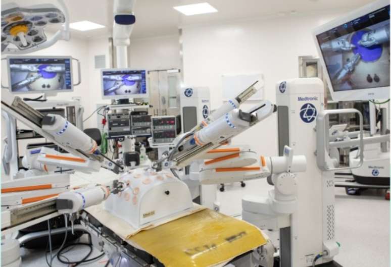 Robot Hugo, from Hospital Albert Einstein, debuted on the operating table