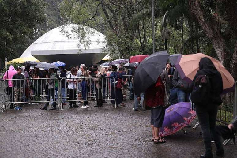 Fãs debaixo de chuva esperam para se despedir de Rita Lee no Ibirapuera