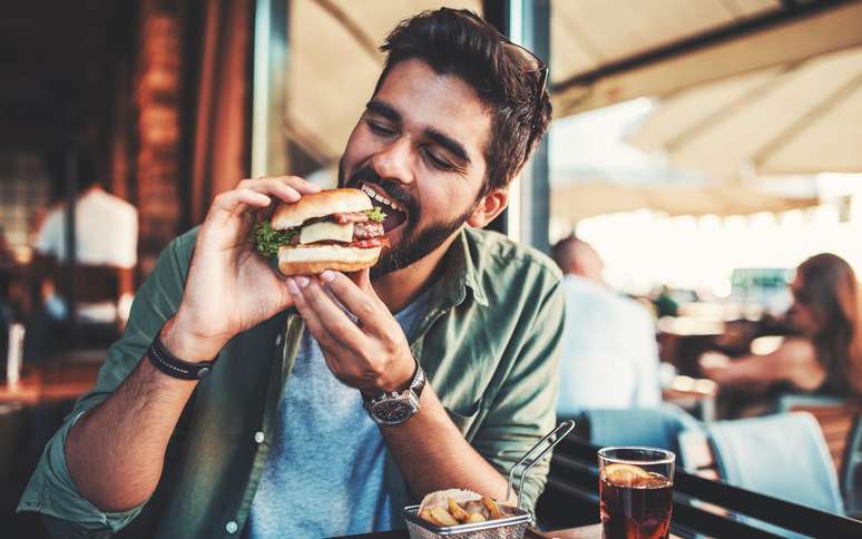 Já pensou em sair para comer fora sozinho?