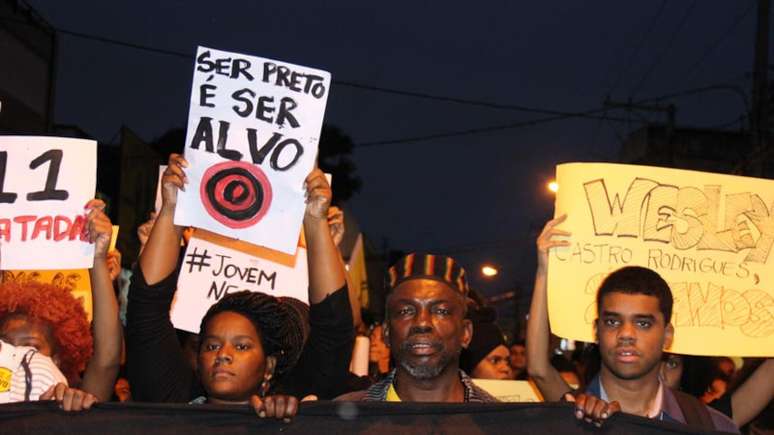 Pessoas negras protestam contra a violência policial, que tem como alvo em sua maioria jovens negros.