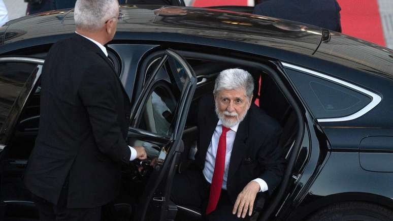 Celso Amorim desce de carro oficial 