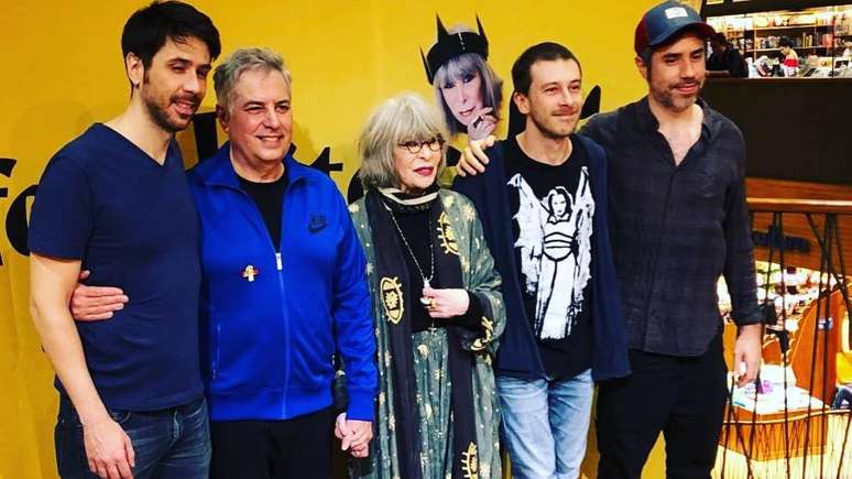 A cantora com o marido, Roberto, e os tr&ecirc;s filhos, Beto, Jo&atilde;o e Ant&ocirc;nio, em foto postada em 2008 na p&aacute;gina do Facebook dela