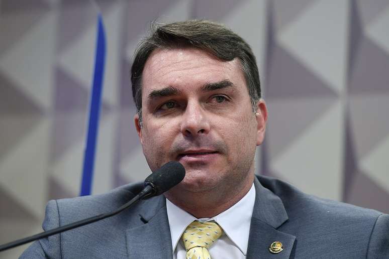 Flávio Bolsonaro também é apontado por envolvimento com "rachadinha".
