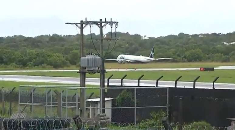 Avião ultrapassou pista de pouso e parou em área de matagal no aeroporto de Salvador (BA)