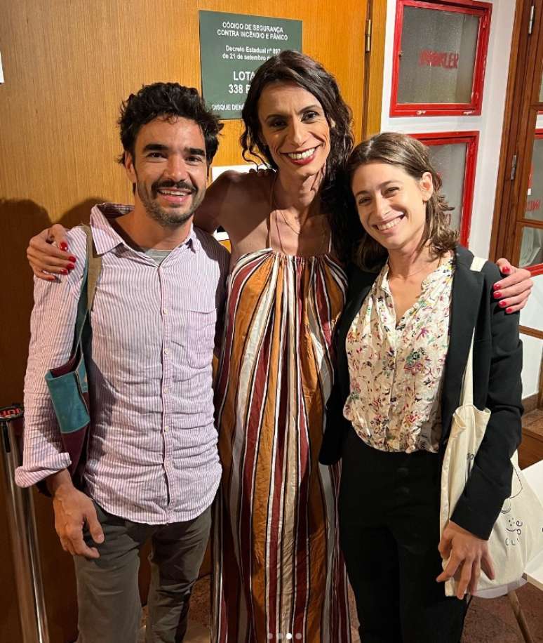 Caio Blat e Luiza Arraes com a atriz Renata Carvalho