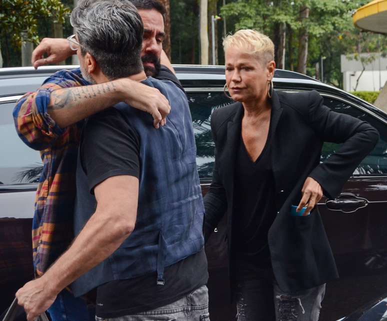 Xuxa e Junno consolam os filhos de Rita Lee em velório 