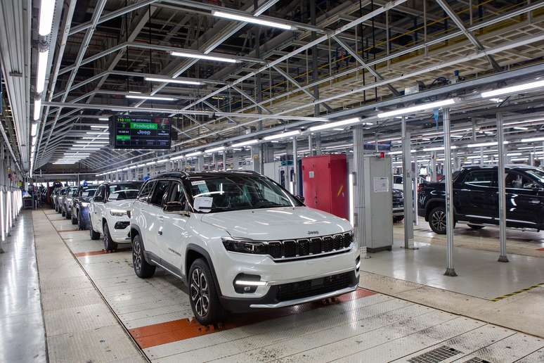 Modelos da Jeep e da Fiat juntos na linha de montagem de Goiana, Pernambuco