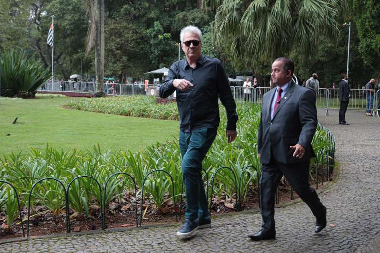 Pedro Bial chegando para a última homenagem à Rita Lee, no Planetário do Parque Ibirapuera, em São Paulo